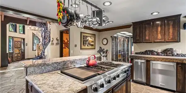 942 Lake Edge Way