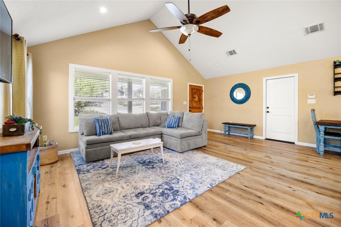 Image 3: Nice open plan with high ceilings