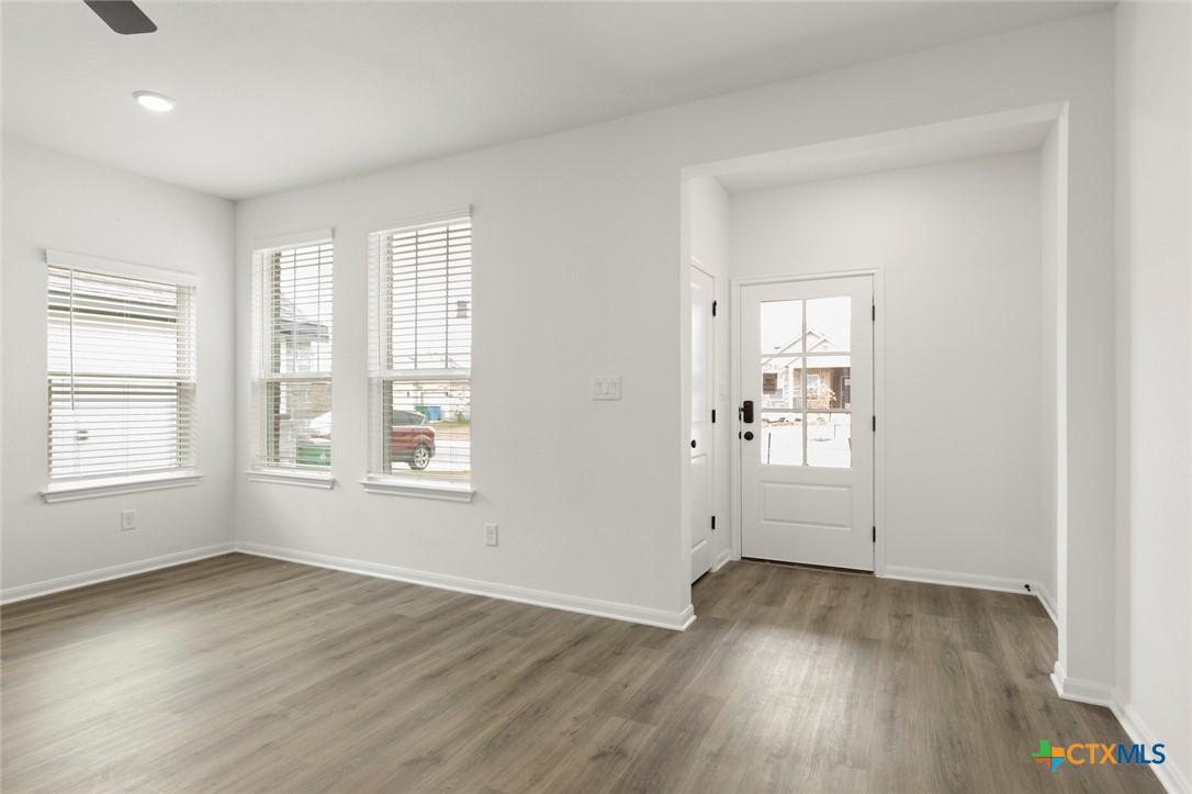 Image 3: 4_Foyer