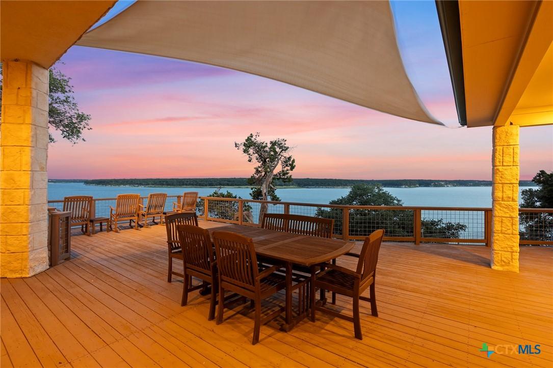 Image 3: Deck dining