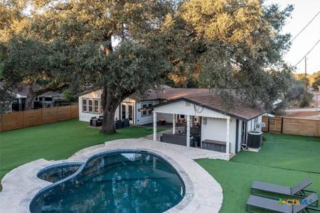 301 W Briarway Drive