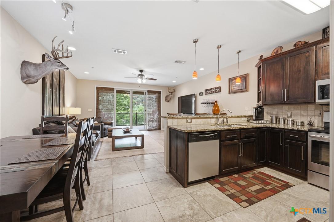 Image 4: Dining/kitchen