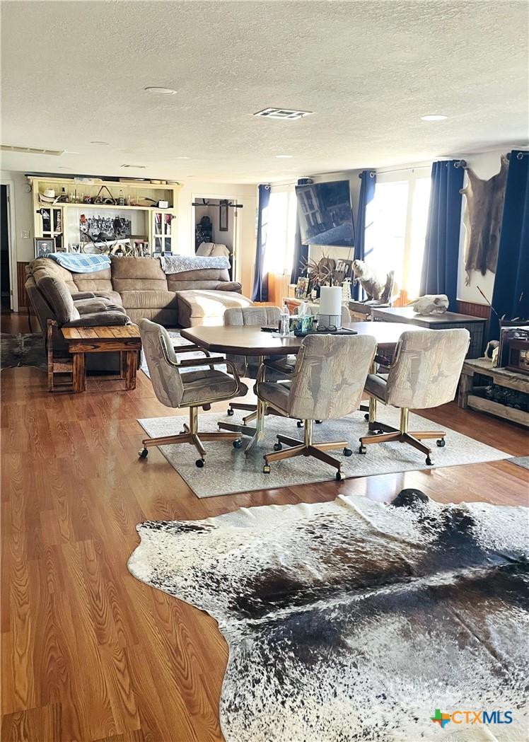 Image 4: Living Area