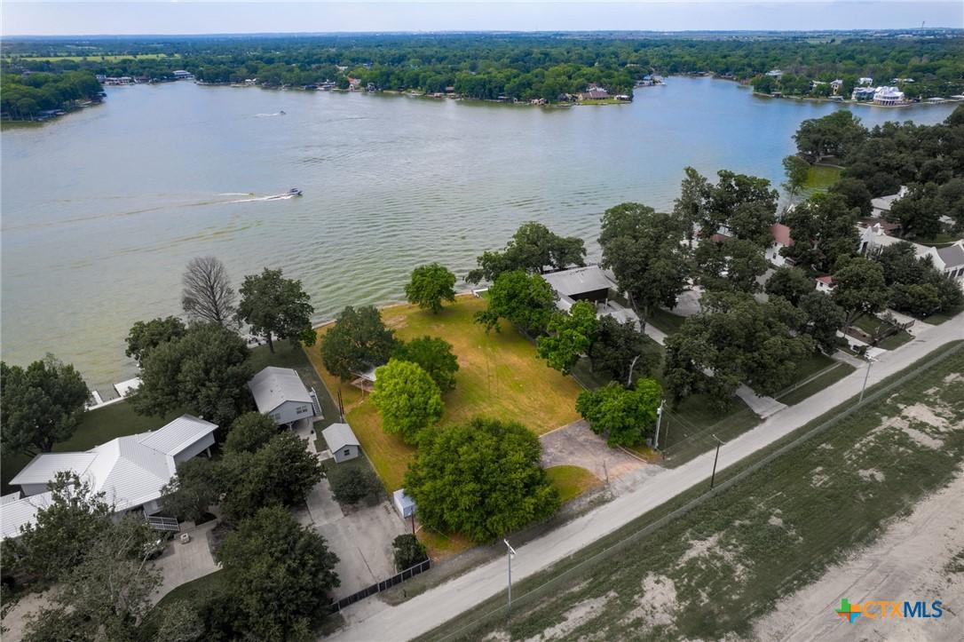 Image 3: Great location on the lake.