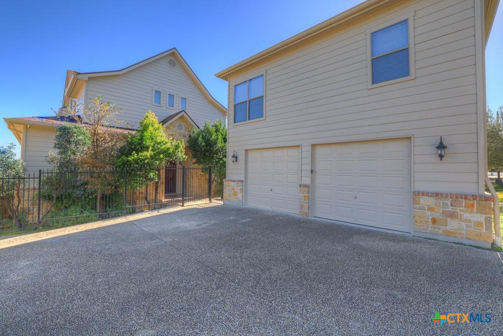 Image 3: garage and apartment