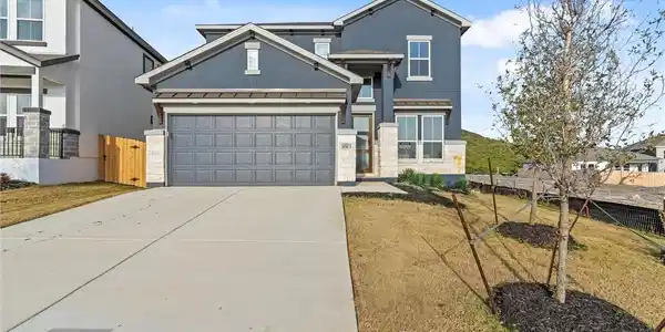 8424 Red Bottle Brush Road
