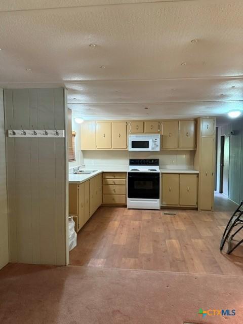 Image 3: Kitchen