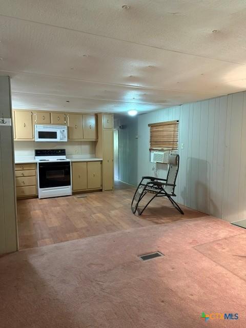 Image 4: Dining area
