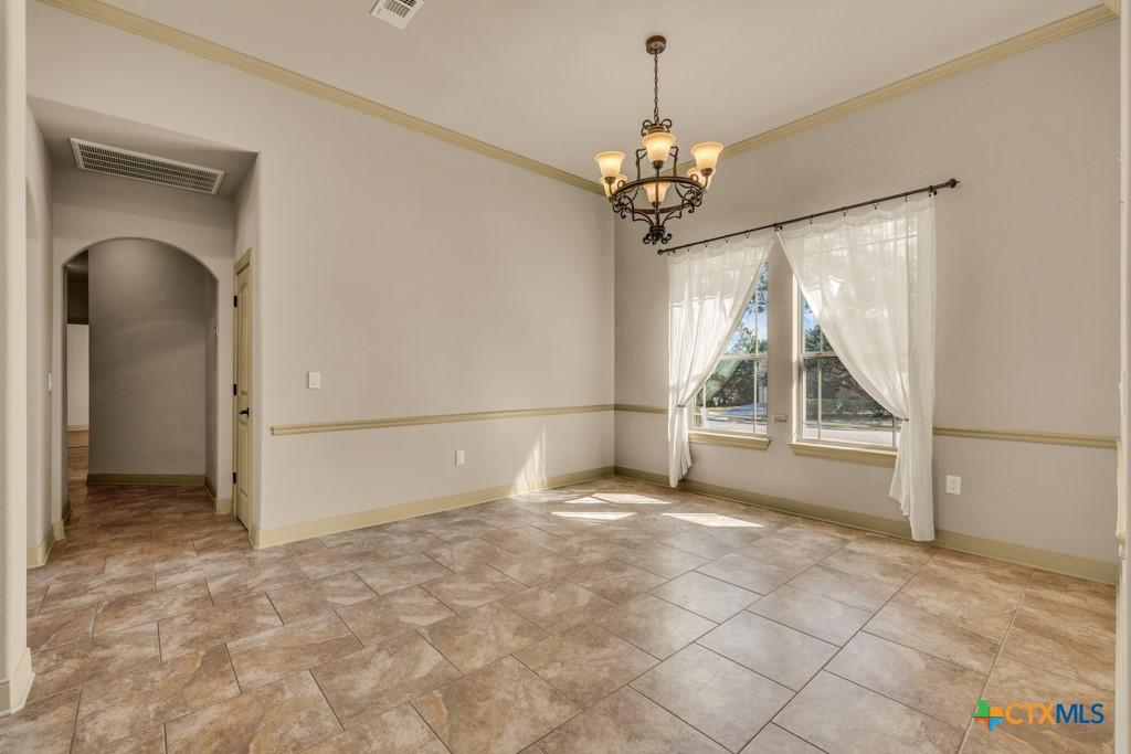 Image 3: Dining room