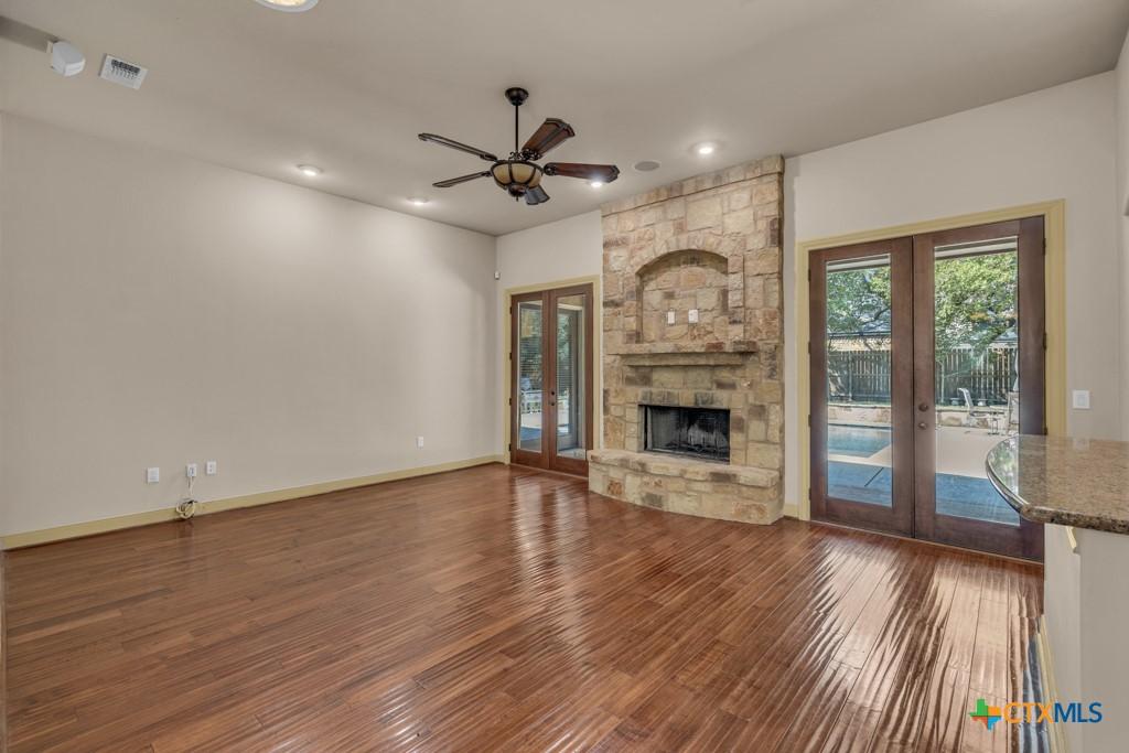 Image 4: Living room