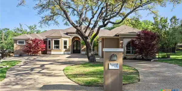 3823 Southlake Drive
