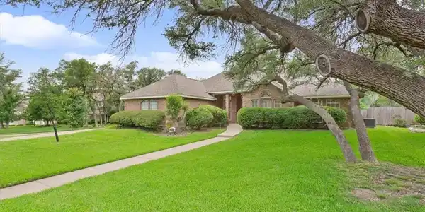 1002 Crescent Drive