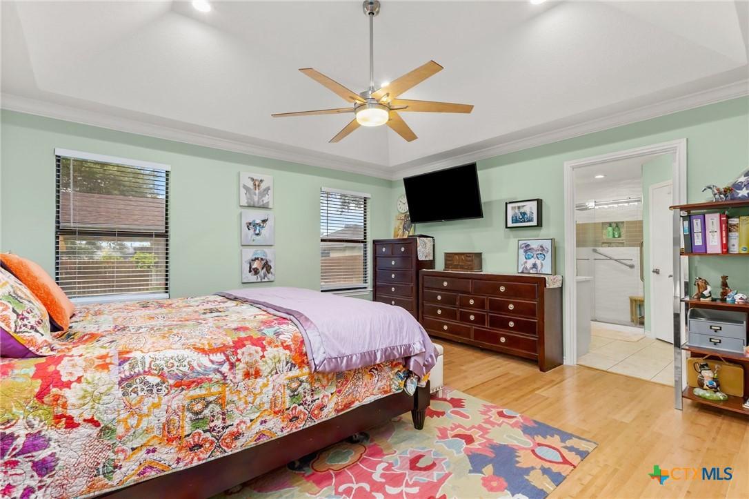 Image 4: Master bedroom