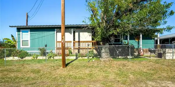 301 E Castlebriar