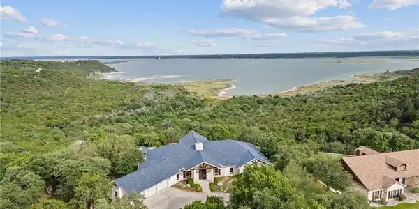 5001 Lago Vista Drive