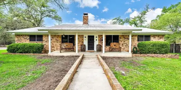 33 Lake Forest Dr