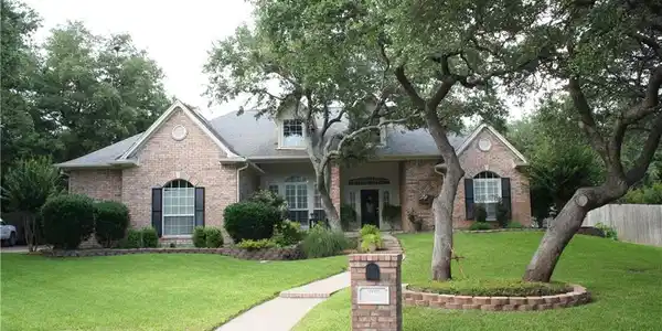 909 Crescent Drive