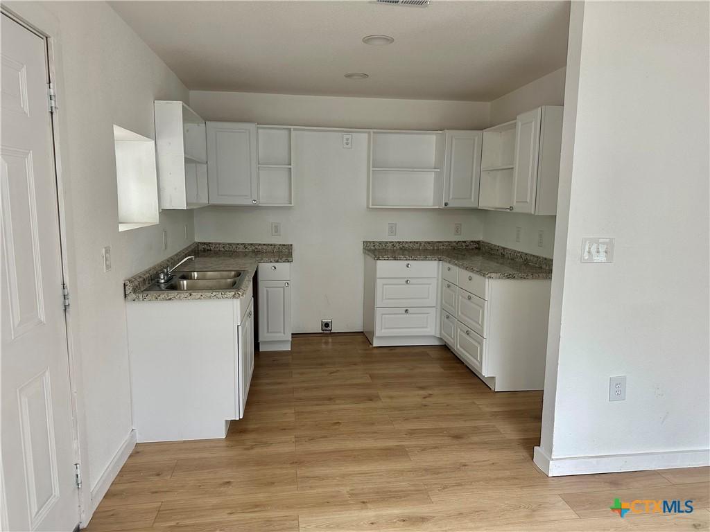 Image 4: kitchen