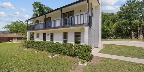 5234 E Lakeshore Drive