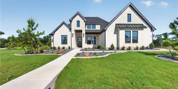 101 Lakeview Court