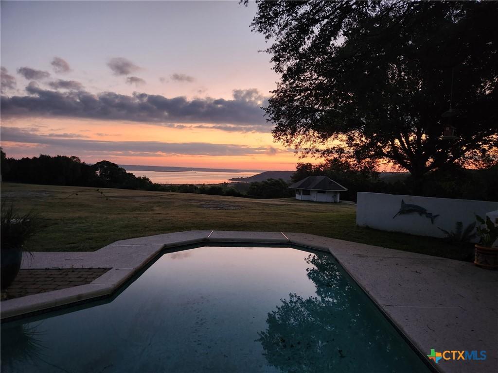 Image 4: Twilight view