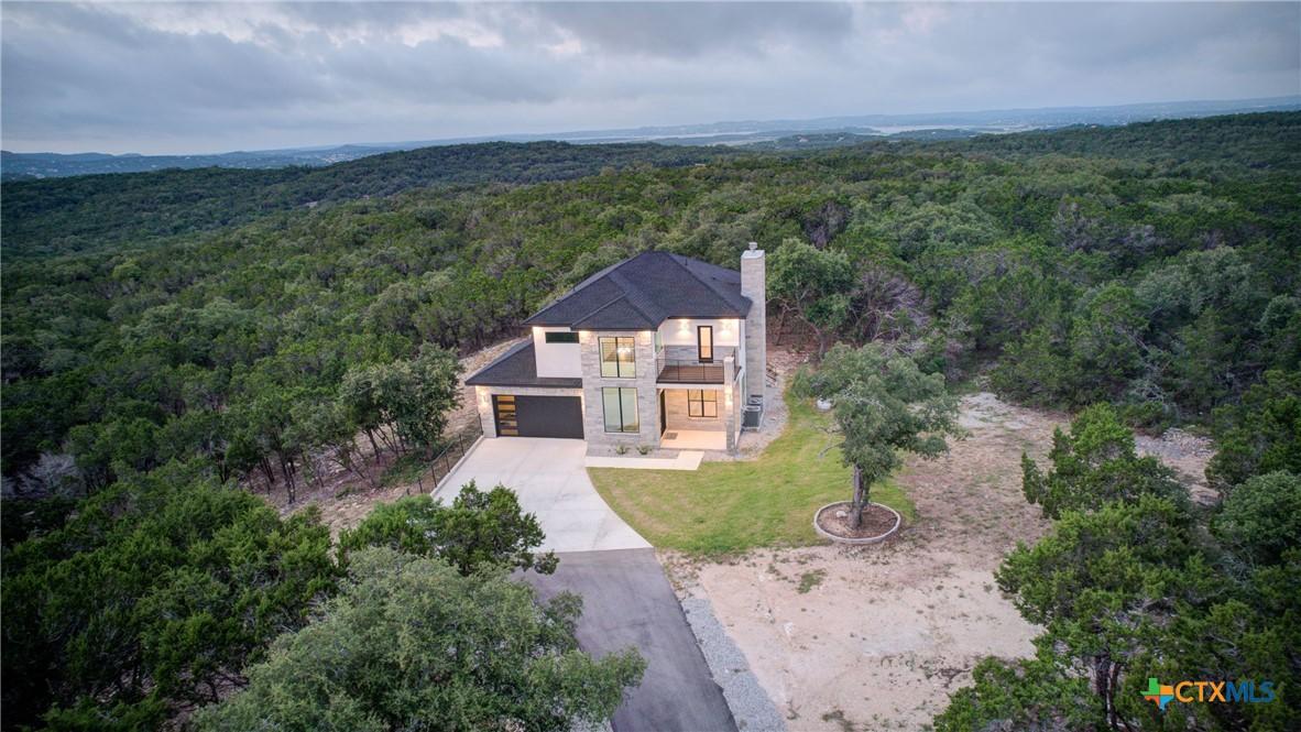 Image 2: Spacious 1 ACRE property with multiple mature oaks