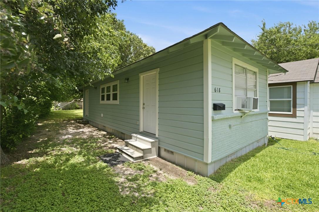 Image 1: Welcome to 618 E Ireland St, Seguin TX