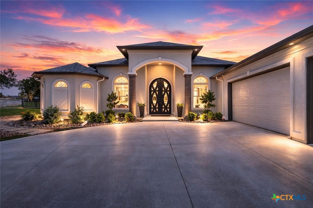 Image 1: Beautiful curb appeal