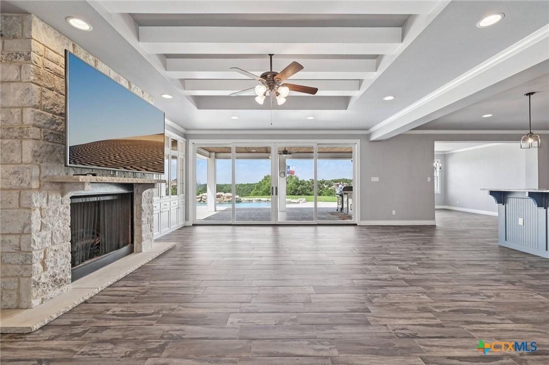 Image 2: A full wall of slider doors brings the out doors i