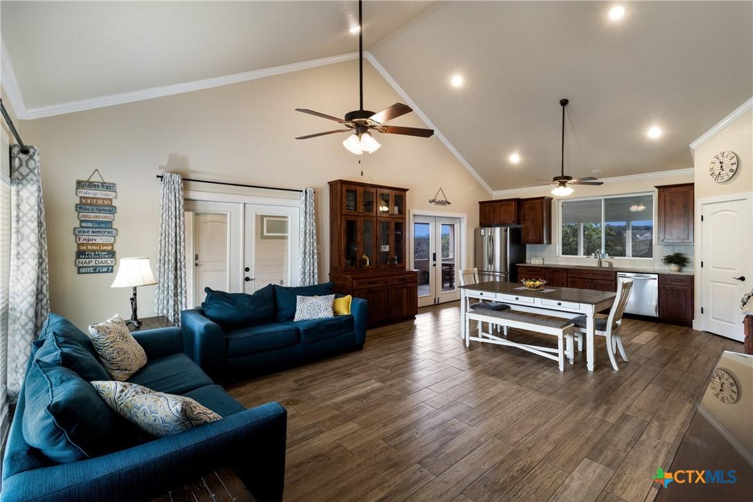 Image 4: Living area