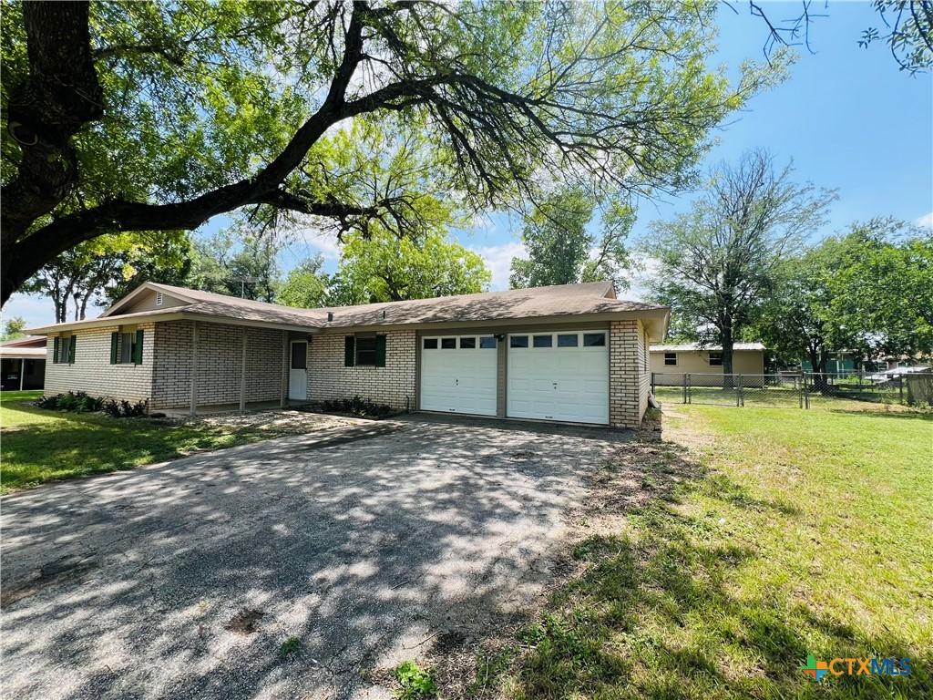 Image 1: Front house with driveway