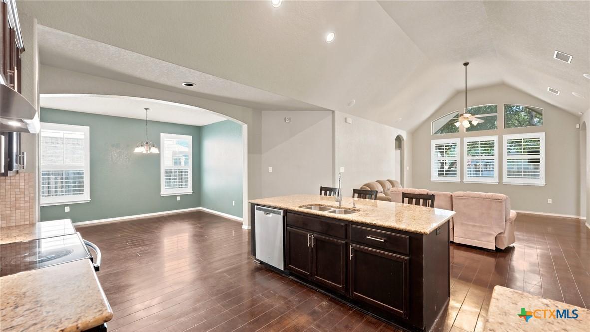 Image 2: Eat-In Kitchen, Pot Filler, Open-Concept to the ri