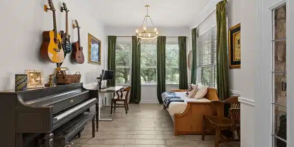 Image 4: Entry/second living area