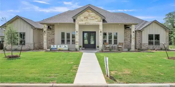 1586 Bosque Lago