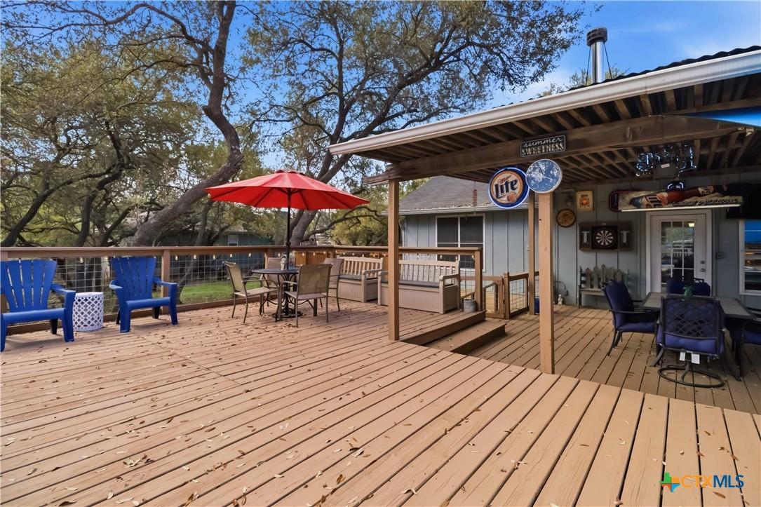Image 3: Space for the whole family and guests to gather!