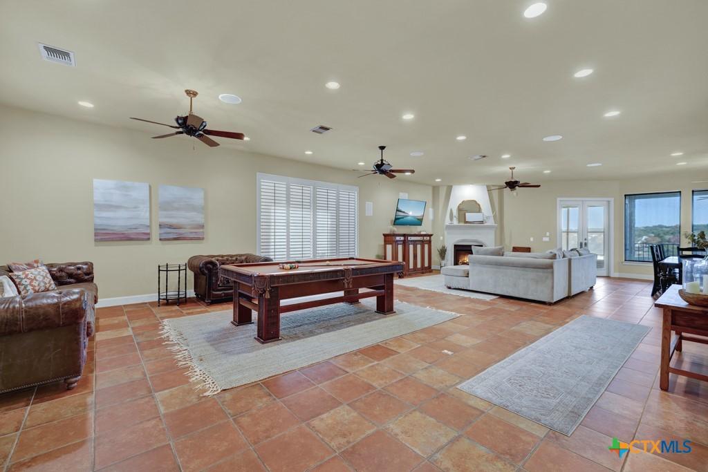 Image 4: Main floor living