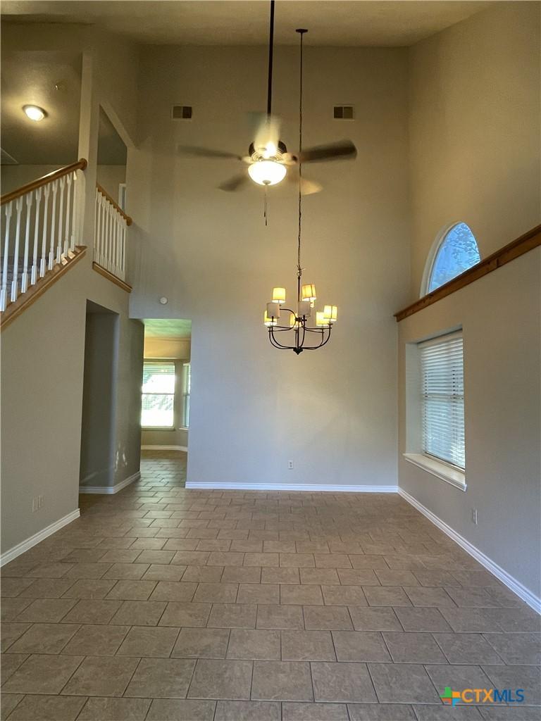 Image 4: Living Room/ Dining Room