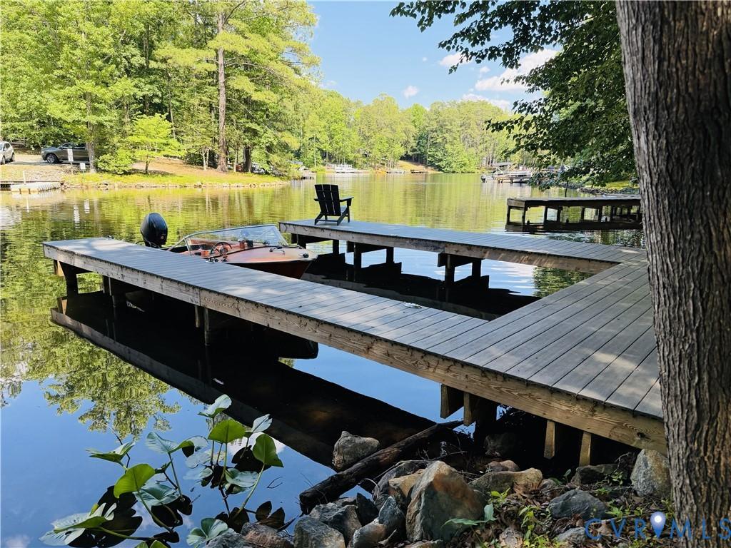 Image 2: Expansive waterfront with a multi-level dock syste