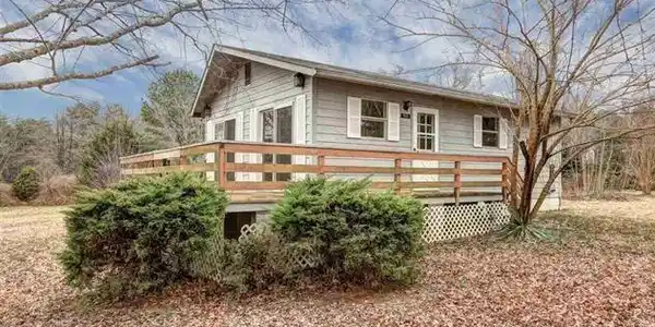 48 Lakeview Dr