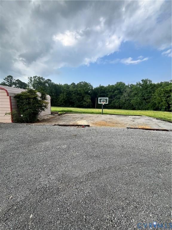 Image 3: Basketball goal/court