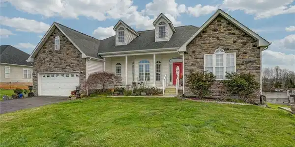 6733 Lake Pointe Drive