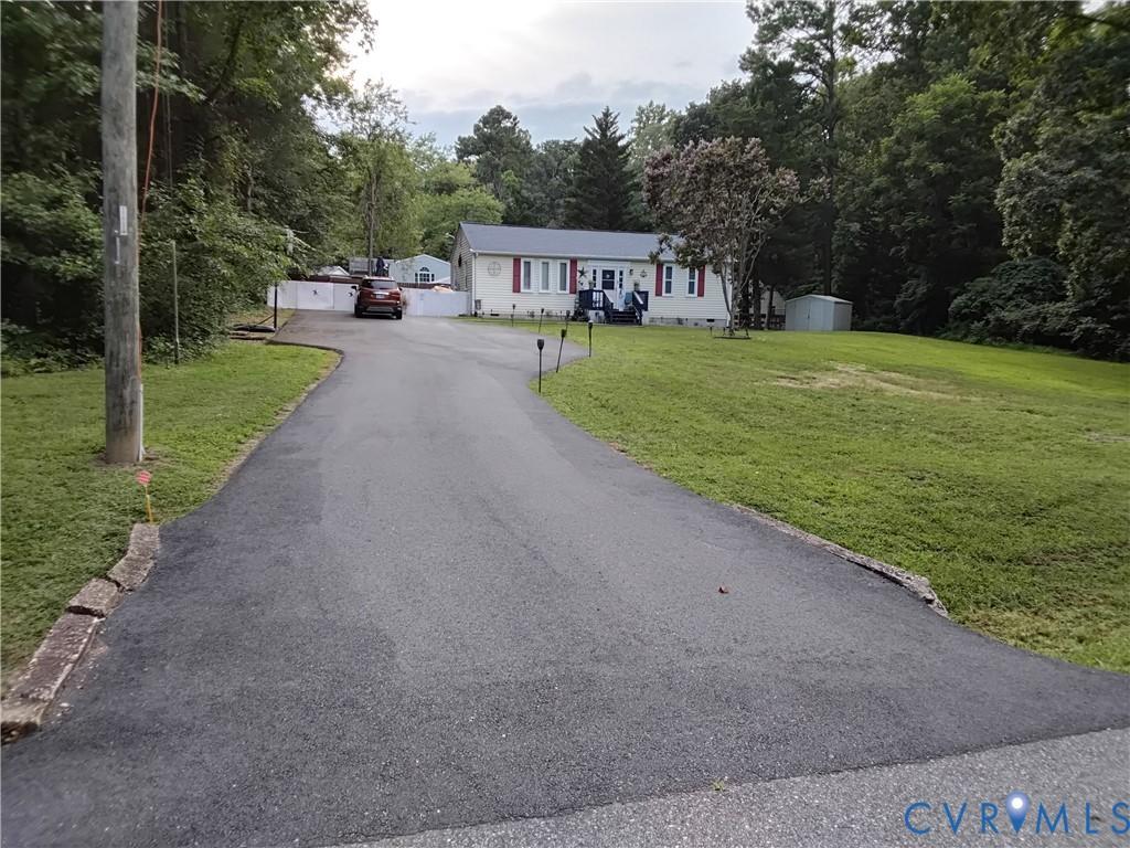 Image 3: LARGE PAVED DRIVEWAY