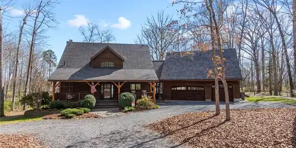 15111 Parkwood Circle