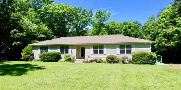 50 Hickory Ln