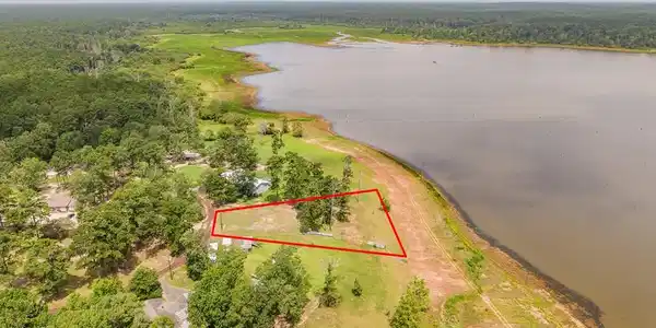 Image 4: Nice gentle slope to shoreline