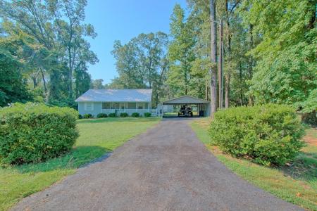 910 Lakeshore Drive