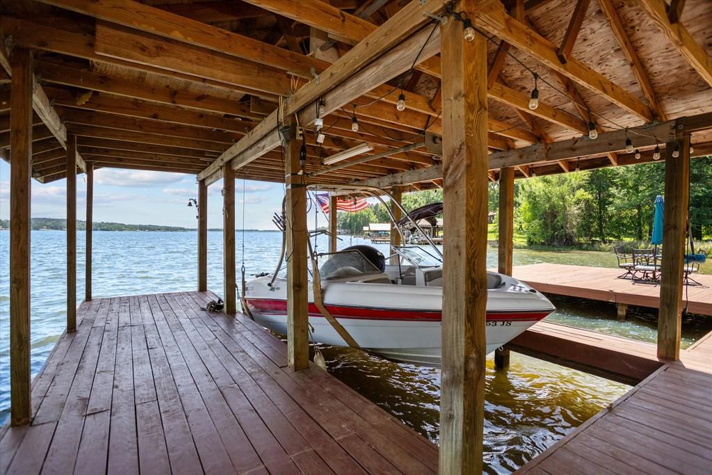 Image 4: boathouse with lift