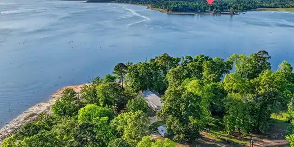 Image 2: Close to Marina Amenities