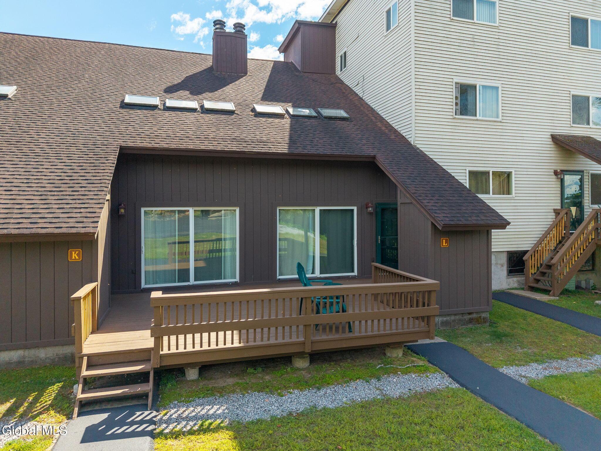 Image 1: 1-11LOverlookDrN_01