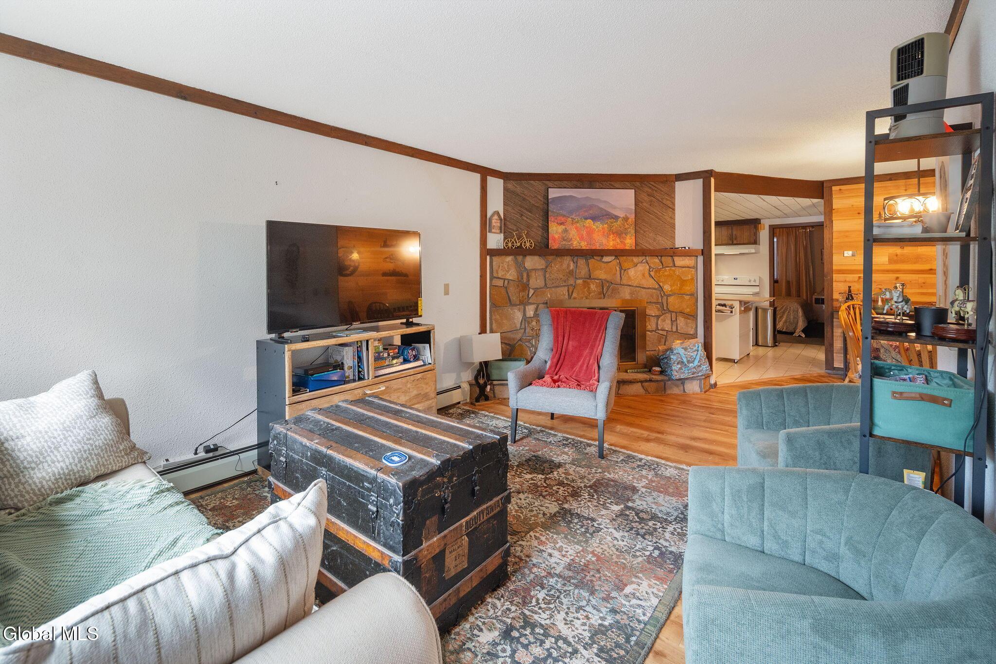 Image 4: 6-11LOverlookDrN_06